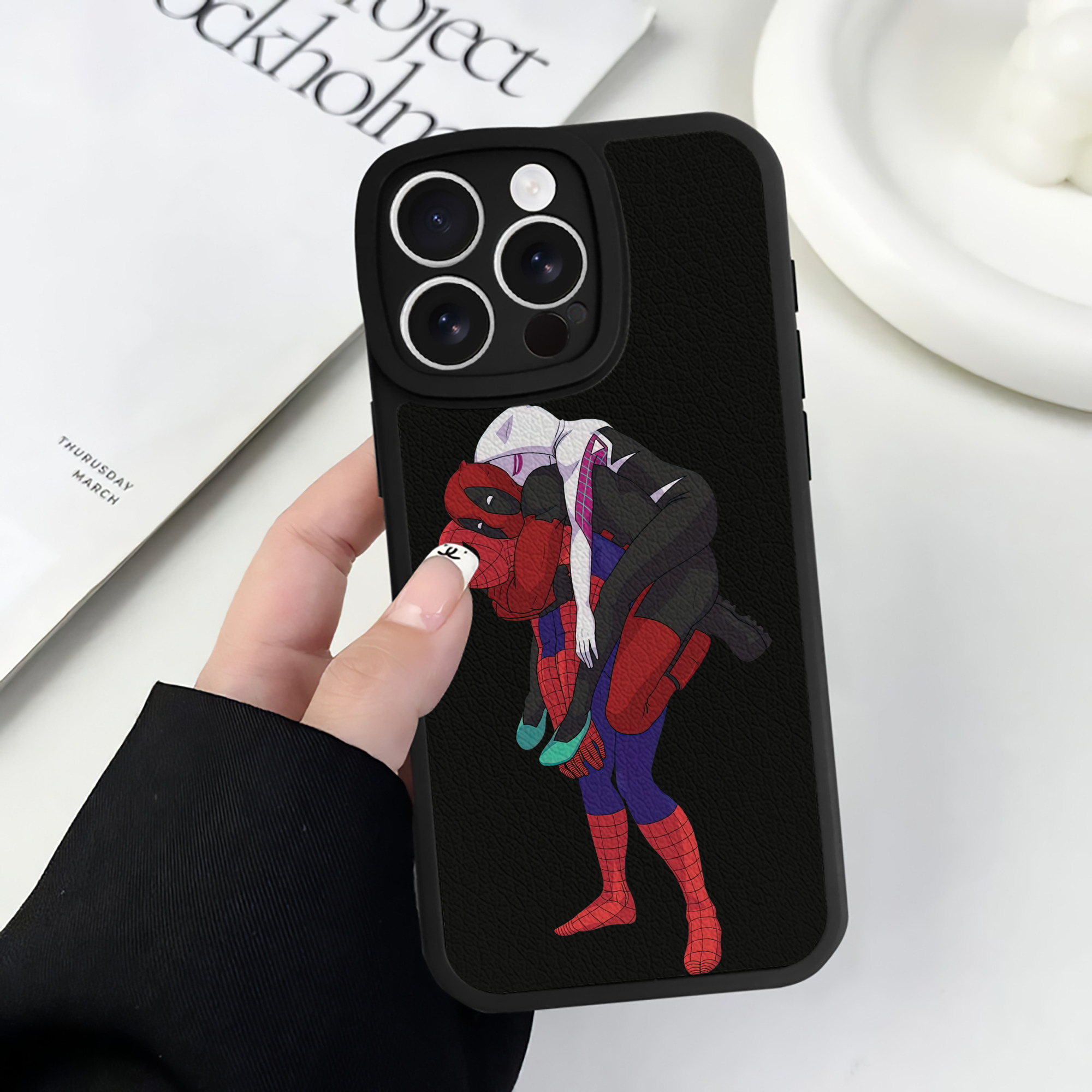 （画像用） Deadpool デッドプール 【iPhone 16シリーズ対応】シリコンスマホケース（レザー調） 材質：シリコン
